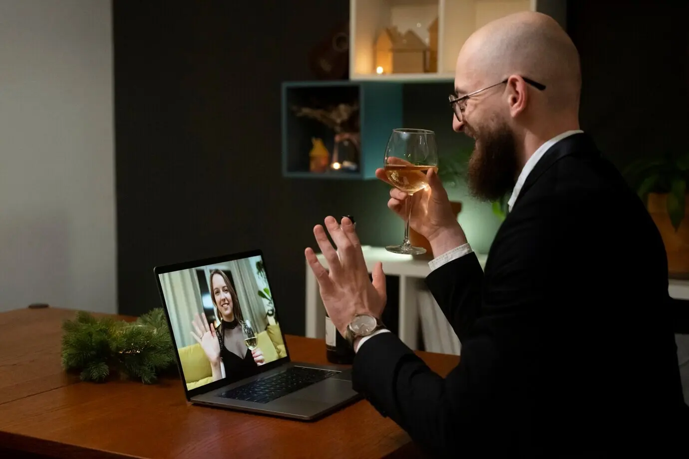 Средний план улыбающихся людей на виртуальном свидании.