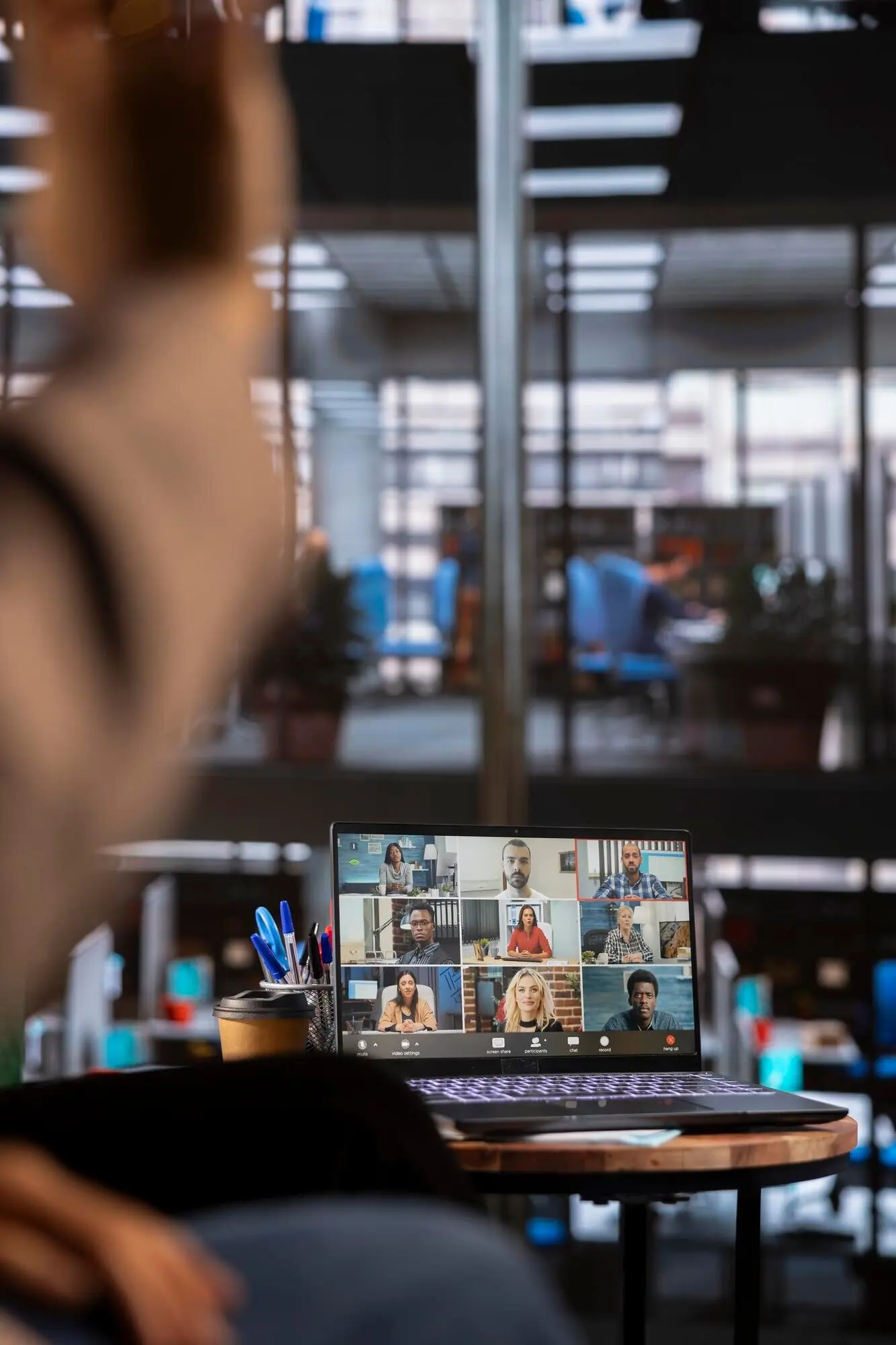 Разнообразная группа бизнесвумен принимает участие в удалённом конференц-звонке.