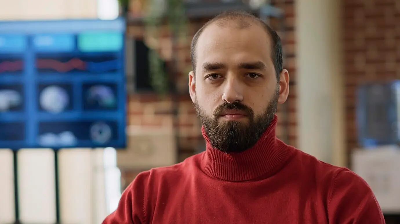 Вид от первого лица: бизнесмен в офисе участвует во встрече по видеосвязи, используя онлайн‑видеоконференцию, чтобы обсудить с консультантом финансовую стратегию. Сотрудник компании общается на удалённой телеконференции. Крупный план.