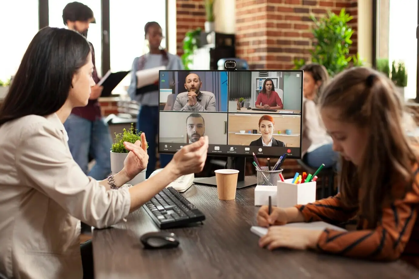 Бизнесвумен проводит презентацию на видеозвонке